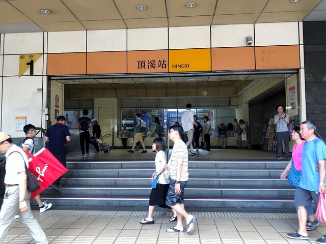 捷運頂溪站周遭住宅平均單價僅60.3萬元，與相鄰的古亭站便宜超過40萬元，成為價差最大的相鄰兩站點。