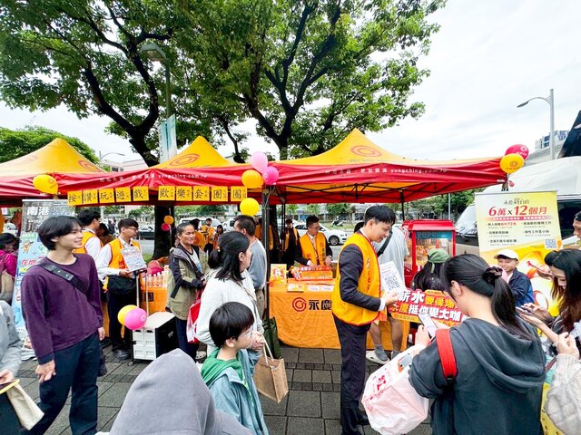 永慶房屋設置「挺你變大咖」與套圈圈遊戲攤位，為市集活動再添熱鬧氛圍。(圖片由永慶房屋提供)