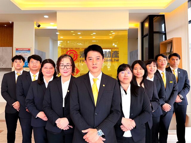 永慶不動產新竹親水文化加盟店團隊，在網路上累積許多五星好評，展現專業服務與守護客戶交易的實力。(永慶房產集團提供)