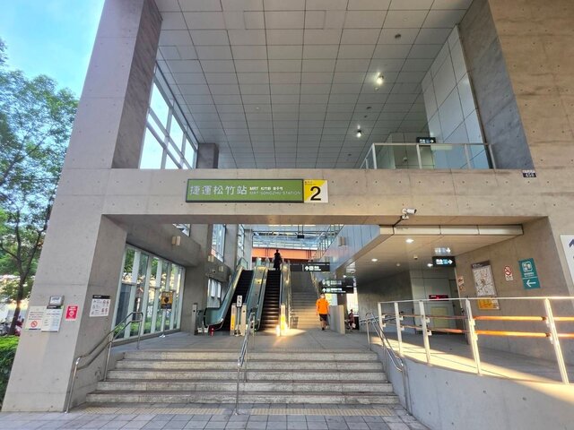 台中捷運「松竹站」與台鐵共構、交通機能強勁，周邊中古屋較一站之隔的舊社站每坪便宜8.7萬，是高CP值成家指標。(永慶房產集團提供)