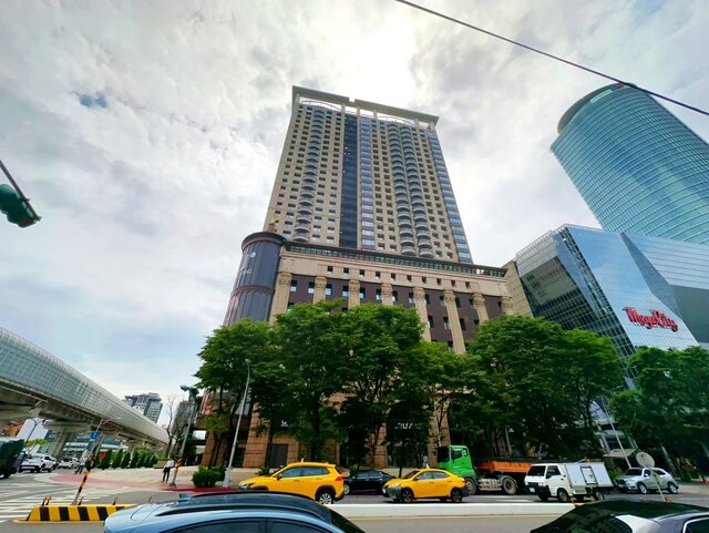 永慶統計近一年永慶房仲網上新北市熱門高價住宅社區,位於板橋區的「東方富域」點閱率位居第一。