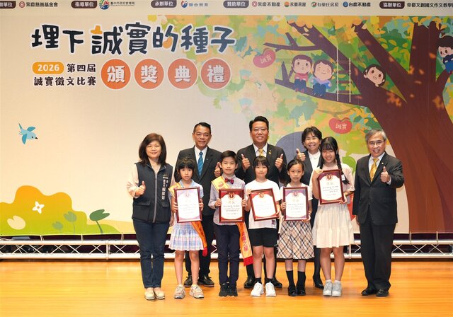 台中市教育局副局長賴緣如(左一)頒發獎學金給獲獎學生，永慶慈善基金會董事長劉炳耀(右一)、永慶加盟四品牌中區經管會長一同見證 (永慶慈善基金會提供)