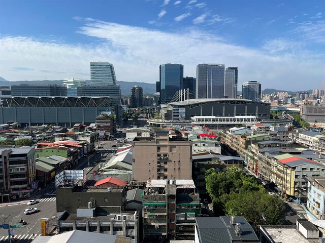 南港區發展迅速，帶動大樓價格快速上攀，使得房價相對親民的公寓住宅交易占比在五年間增加15.1個百分點。
