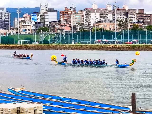 第21屆鯨神盃龍舟錦標賽總計65支隊伍在百齡橋下左岸河濱公園齊聚競技，場面熱血沸騰。