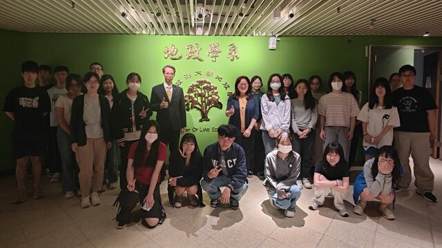 永慶房產集團資訊部協理呂學堯(中左)日前受邀至國立政治大學地政學系分享房仲產業的AI應用，以及房仲的真價值。