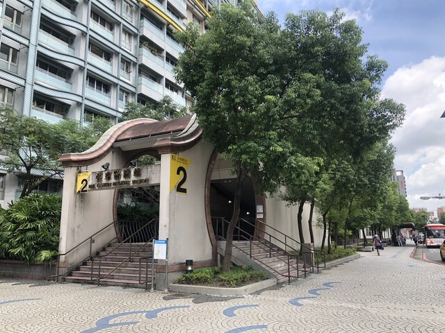 板南線的亞東醫院站，套房平均月租金約在1萬5千元，不到20分鐘就能到北車。