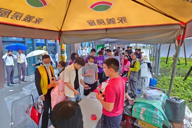 即使遇到天氣狀況不佳,民眾仍踏出家門,前來響應捐血活動,一起幫助捐血中心補足血庫存量,將愛傳出去!