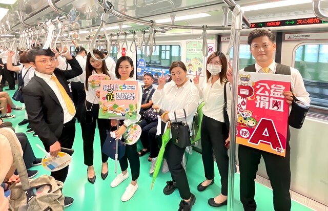 歡迎民眾8月18日搭乘捷運到市政府前廣場參加捐血活動,一起節能減碳做公益,完成捐血後,更加碼贈送面額100元的園遊券給捐血民眾。