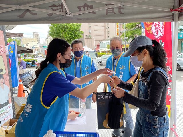 台慶不動產嘉南區經管會熱心擔任捐血活動客服和志工,助活動圓滿順利。