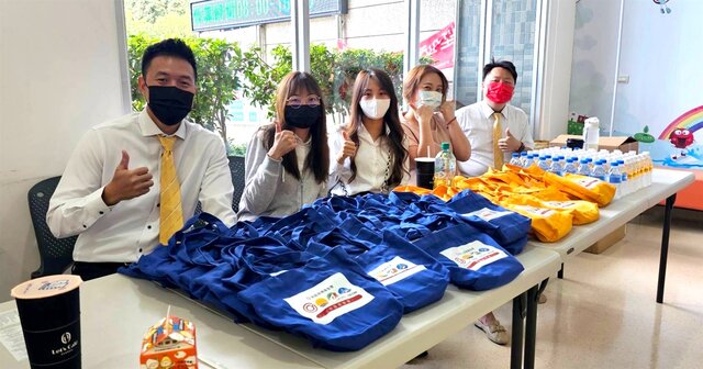 永慶房產集團加盟四品牌中區經管會準備4,000份的環保袋、公益團體手工肥皂，贈送給前來捐血的民眾