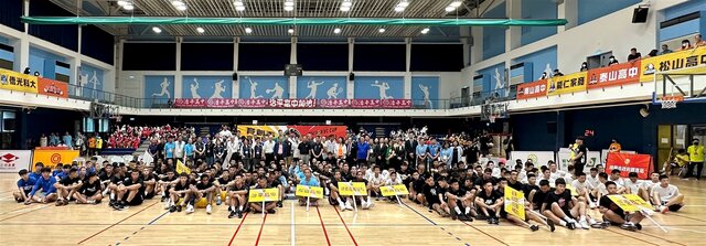 112年育創盃高中國際籃球邀請賽在桃園市中原大學體育館熱血開打，集結台灣11所頂尖高中甲級球隊與日本冠軍隊明成高校同台競技。
