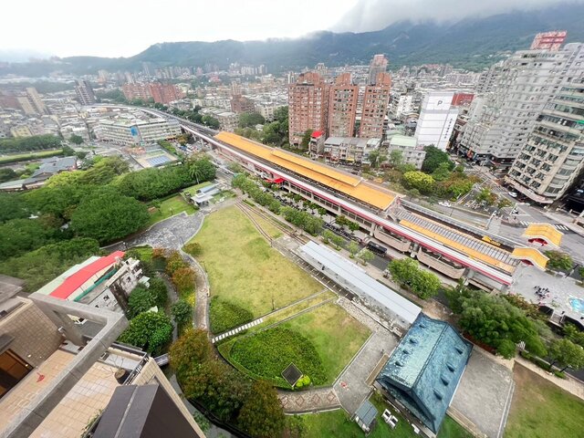 距離生鮮超市100公尺內、成屋平均單價最低前十名捷運站點中，捷運新北投站和景美站是唯二上榜的台北市捷運站。