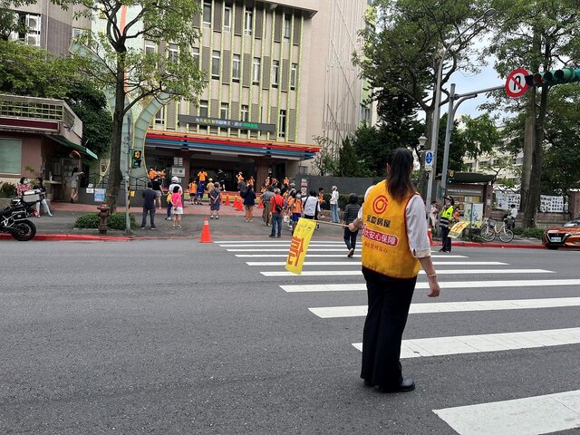 身為在地好鄰居的永慶房屋熱心擔任國小交通導護志工，保護學童平安上下學，為交通安全盡一份心力。