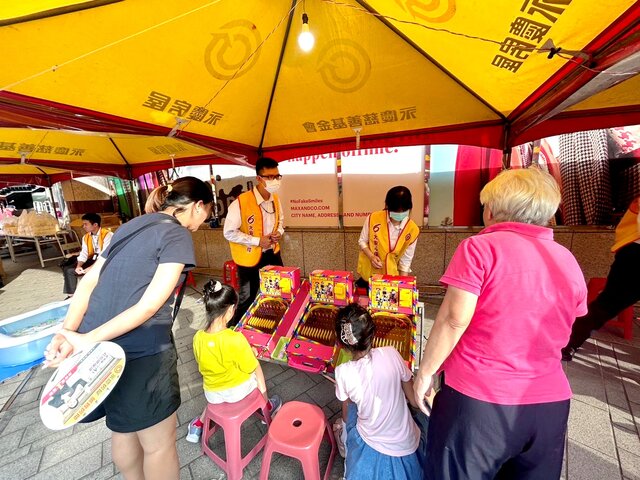 永慶房屋安排彈珠台遊戲，不少家長都帶著孩子一起遊玩。