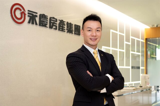 永慶房屋人資部協理塗振宏表示，永慶房屋採用「用人先投資再訓練」，針對業務新人提供前12個月每月5萬收入保障。