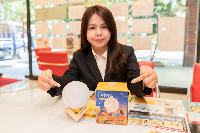 「月來月幸福小夜燈」約10公分高度,可愛的月球造型,有木製立架支撐,可放置室內任何的小角落,讓你在室內也能賞月