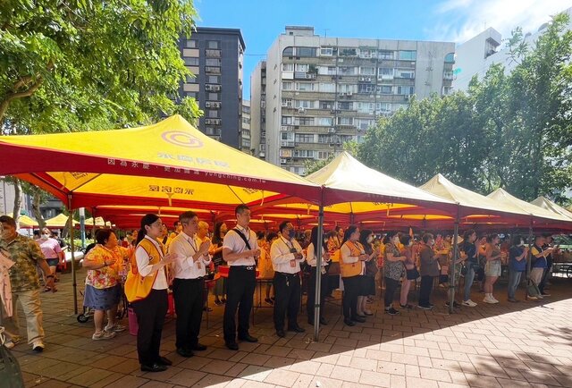 永慶房屋支援雙北市的社區和里鄰活動,今年共參與近3500場!提供帳篷、礦泉水等資源,貼心服務態度深受里民的肯定