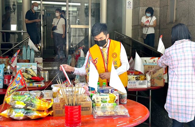 永慶房屋協助里長與社區委員會舉辦活動,主動擔任活動志工,讓每場活動圓滿順利。