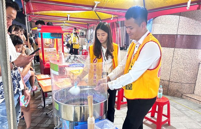 永慶房屋熱情響應中秋節活動,與里民一起設立攤位,準備棉花糖、爆米花等物資,讓活動更熱鬧。