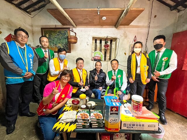 永慶房產集團加盟四品牌北區經管會與華山基金會志工一起前往探視獨居長者,給予滿滿的愛與關懷。
