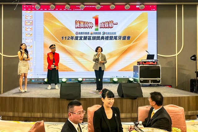 宜蘭縣長林姿妙親臨永慶加盟四品牌宜蘭尾牙現場祝賀，與台下近600人歡慶同樂。