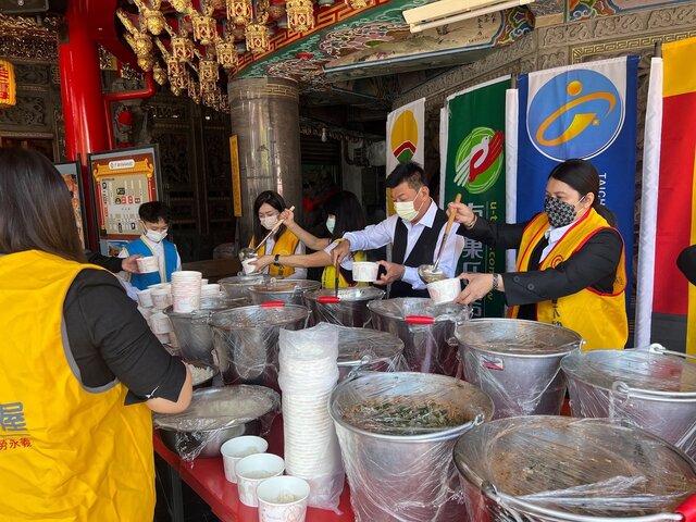 永慶加盟四品牌屏東經管會夥伴協助將豐盛飯湯裝碗,共計發出350碗。(永慶房產集團提供)