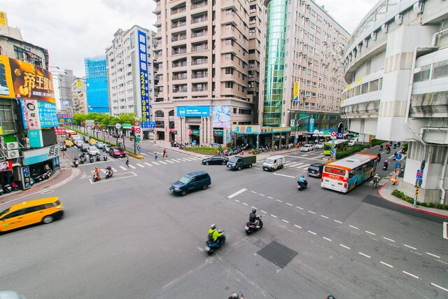 位於中和的景平路，超商眾多、交通便利、生活機能完整，近一年房市交易量高達237件。