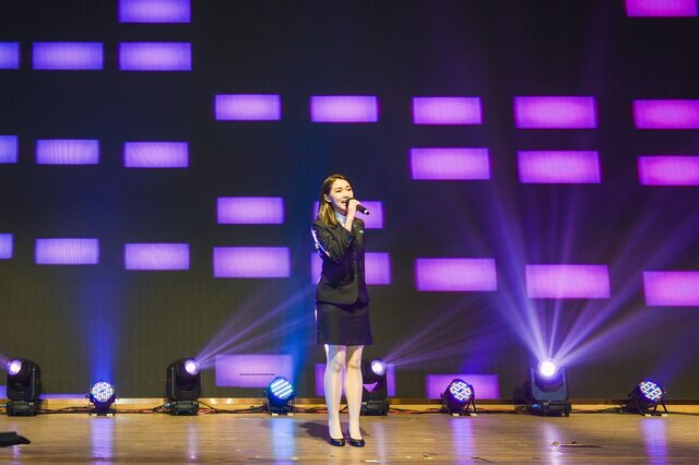 為台慶不動產拍攝電視廣告的覺婉榕也現身尾牙會場，歌手出道的她也演唱了2首歌曲，為晚宴掀起一波高潮。