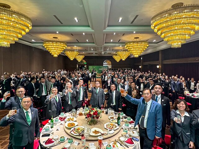 有巢氏房屋高雄尾牙結合頒獎典禮,以豐盛菜餚歡慶2023年好成績。