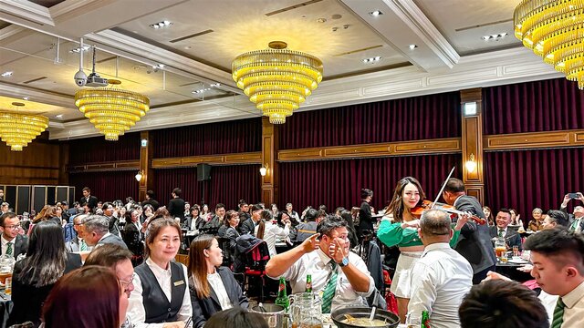 尾牙除了吃美食、抽大獎,還有樂團表演,與台下有巢氏房屋夥伴們開心互動。