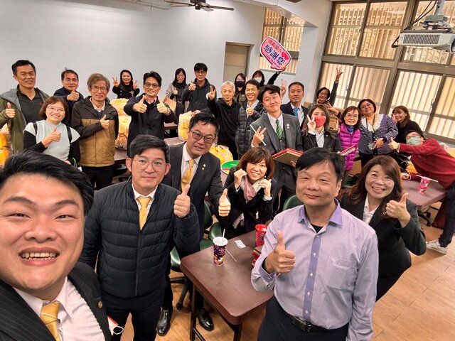 受贈18間學校校長與永慶加盟四品牌台南經管會幹部們合影,感謝永慶熱情回應在地公益。(永慶房產集團提供)