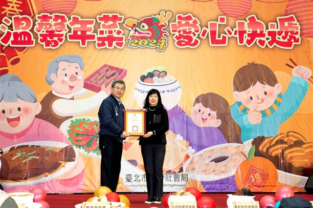 永慶慈善基金會已連續10年響應活動，臺北市政府秘書長李泰興(圖左)頒發感謝狀，由副執行長林麗華(圖右)代表受贈。