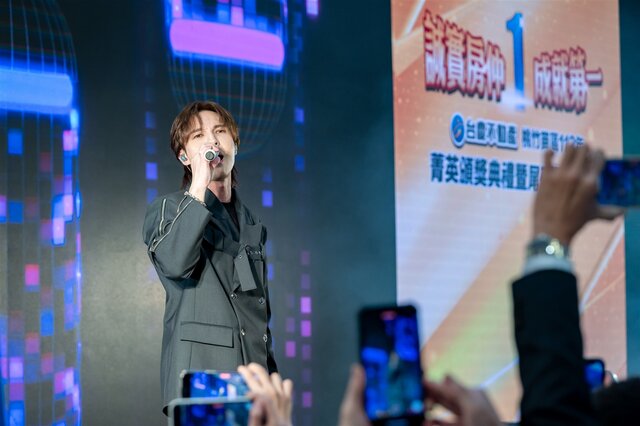 歌手陳勢安出席台慶不動產桃竹苗尾牙，一連演唱4首經典歌曲，尖叫聲不斷。