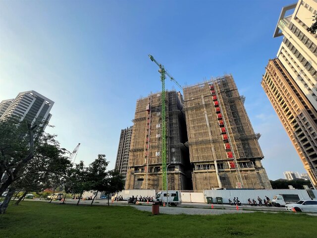 2023年下半年五都預售屋房市回暖，台南2023H2預售屋交易量較H1減少32%，成唯一負成長的直轄市(房市示意圖)