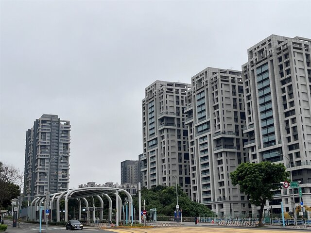 輕軌帶動，新北市淡水區發展已逐步集中於淡海新市鎮，2字頭房價相對市區友善，青年族群提早購屋卡位。(永慶房產集團提供)