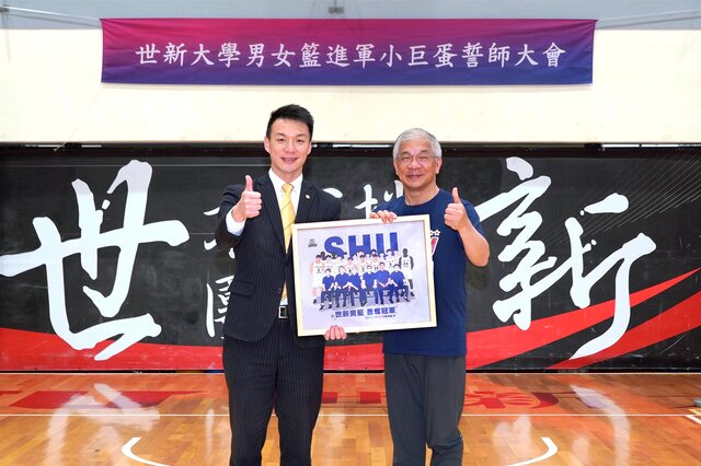 永慶房屋將世新男籃全體大合照製作成現今流行的「似顏繪」，送給世新大學陳清河校長。