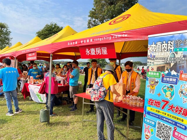 永慶房屋提供多箱礦泉水，提供參加民眾免費領取。