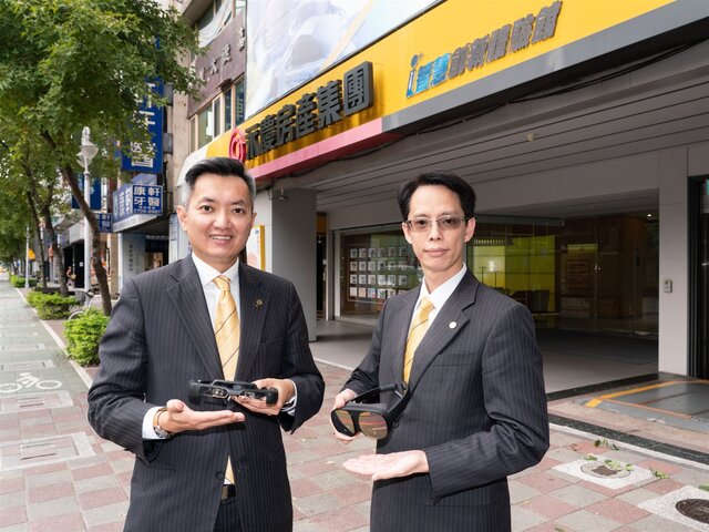永慶房屋業管部協理陳賜傑(左)分享，永慶不斷優化房產科技工具和服務，帶給消費者便利、安全的購售屋體驗。