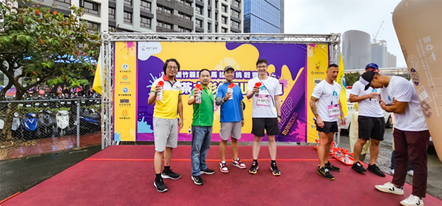 永慶加盟四品牌力挺新竹馬拉松路跑，各經管會會長到場支持、還贊助30萬物資及160頂帳篷。(永慶房產集團提供)