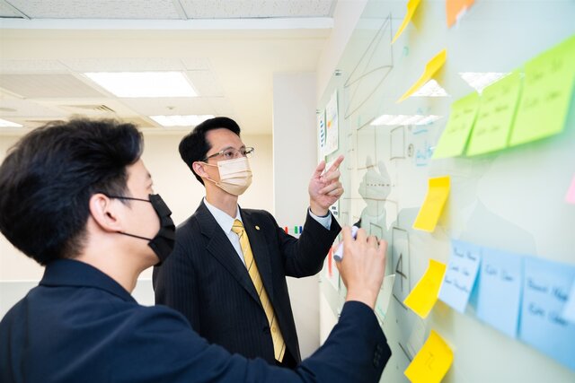 永慶房產集團資訊部協理呂學堯(右)表示，購售屋決策涉及許多環節，不同決策情境都可透過科技幫助民眾，因此房產科技有很多發展機會。