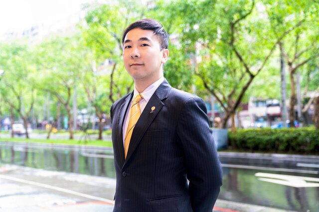 永慶房屋賴上偉店長曾誠實告知屋主陽台補登資訊,成功為屋主補登3、4坪的陽台面積,挽回300多萬元的房價。