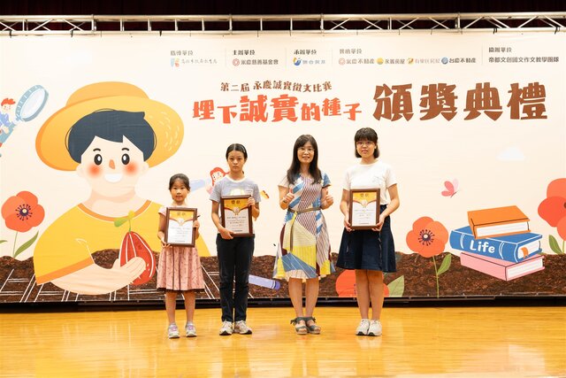 高雄市政府教育局主任祕書歐素雯(右2)特別擔任頒獎嘉賓,勉勵獲獎同學。