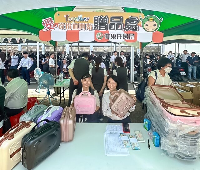 為鼓勵民眾踴躍捐血,永慶加盟四品牌桃園經管會還加碼贈送捐血500cc民眾獲得拉拉熊手提行李箱一個。