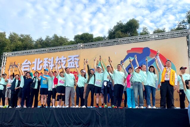 永慶房屋協理何永鉦(右3)擔任台北科技盃愛地球公益路跑的鳴槍嘉賓，與各企業嘉賓一起位跑者應援。
