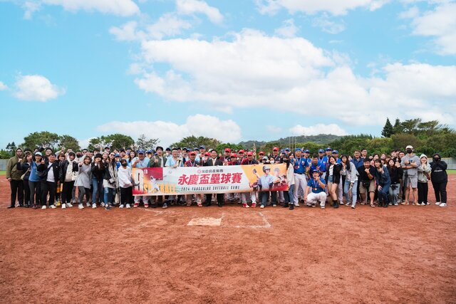 2024年永慶盃壘球由近150位永慶同仁,不分職級與年資,跨店組成8支球隊切磋球技。