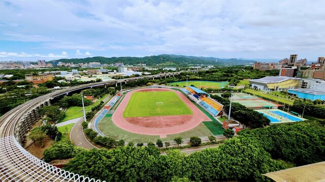 許多大學具備多樣的運動場地與綠地景觀,提供周遭居民運動和休閒的場所,成為周遭房市的一大亮點。