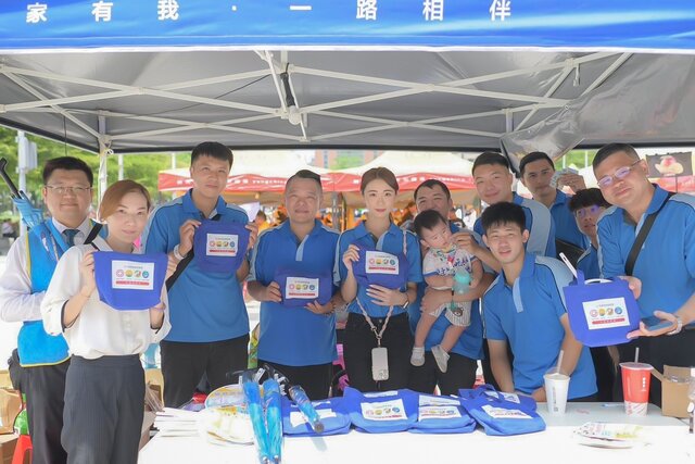 永慶加盟四品牌額外提供精美雨傘、實用口罩和手工肥皂等禮物，由台慶不動產夥伴協助捐血民眾兌換。
