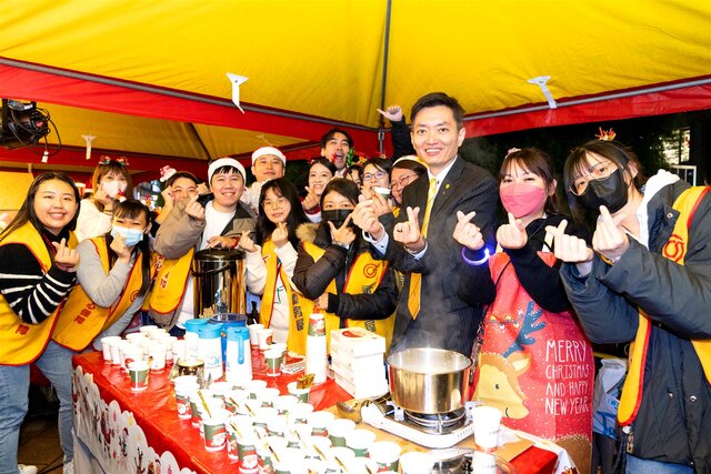 永慶房屋出動人力熱情支援點燈儀式,送上暖心紅豆湯給現場嘉賓,讓活動圓滿順利。