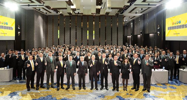 在孫慶餘董事長(圖右六)帶領下，永慶加盟獨有的共好共贏六優勢，是店東的強力後盾，以幫加盟店賺錢為使命(永慶房產集團提供)