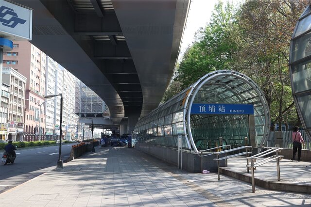 永慶房產集團盤點台北捷運房租較低的十大捷運站點，其中房租最便宜的捷運站點為板南線的頂埔站。